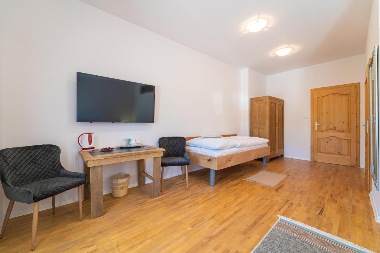 Bed & Breakfast Hugo Plesivec 외부 사진