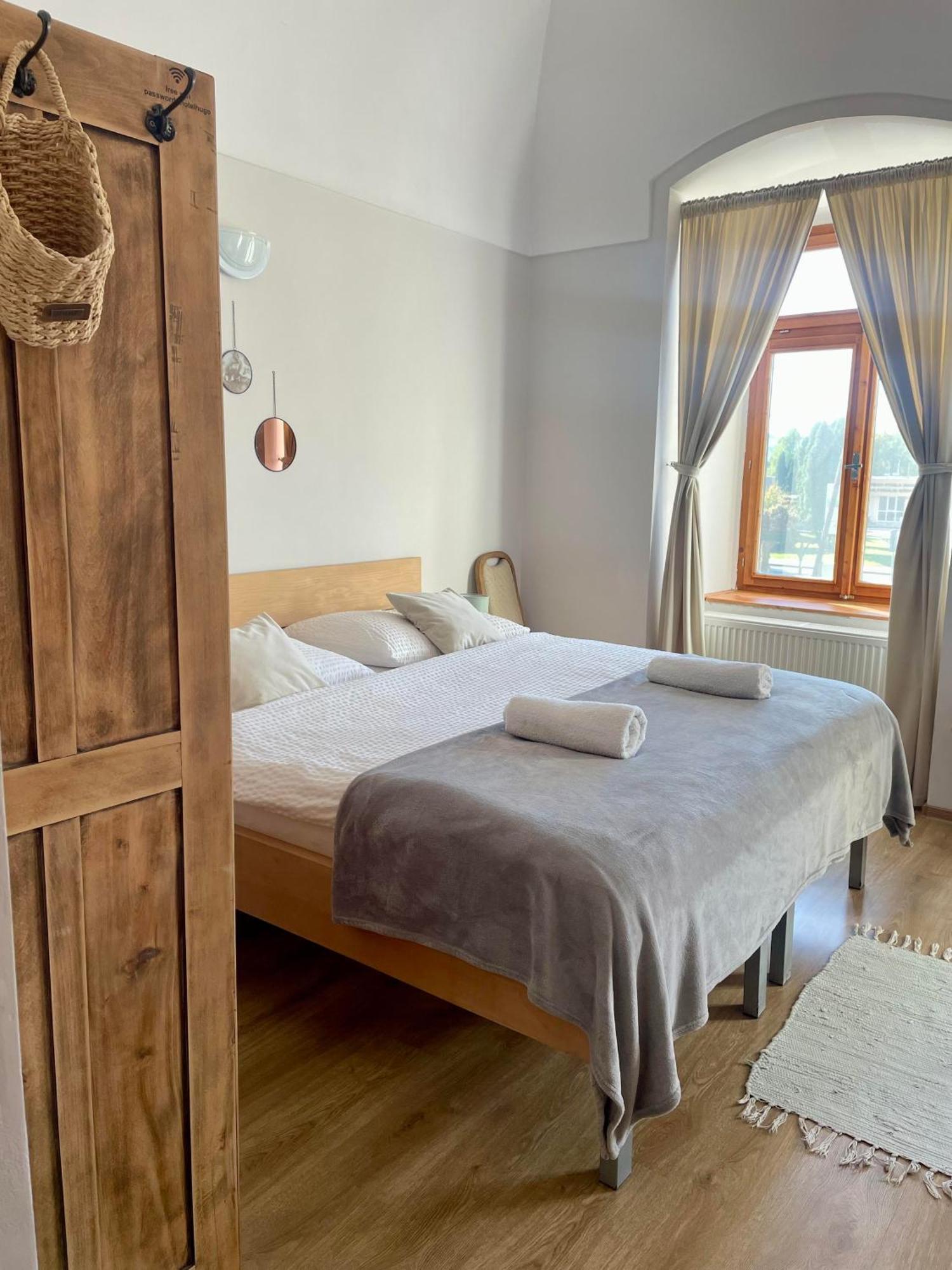 Bed & Breakfast Hugo Plesivec 외부 사진